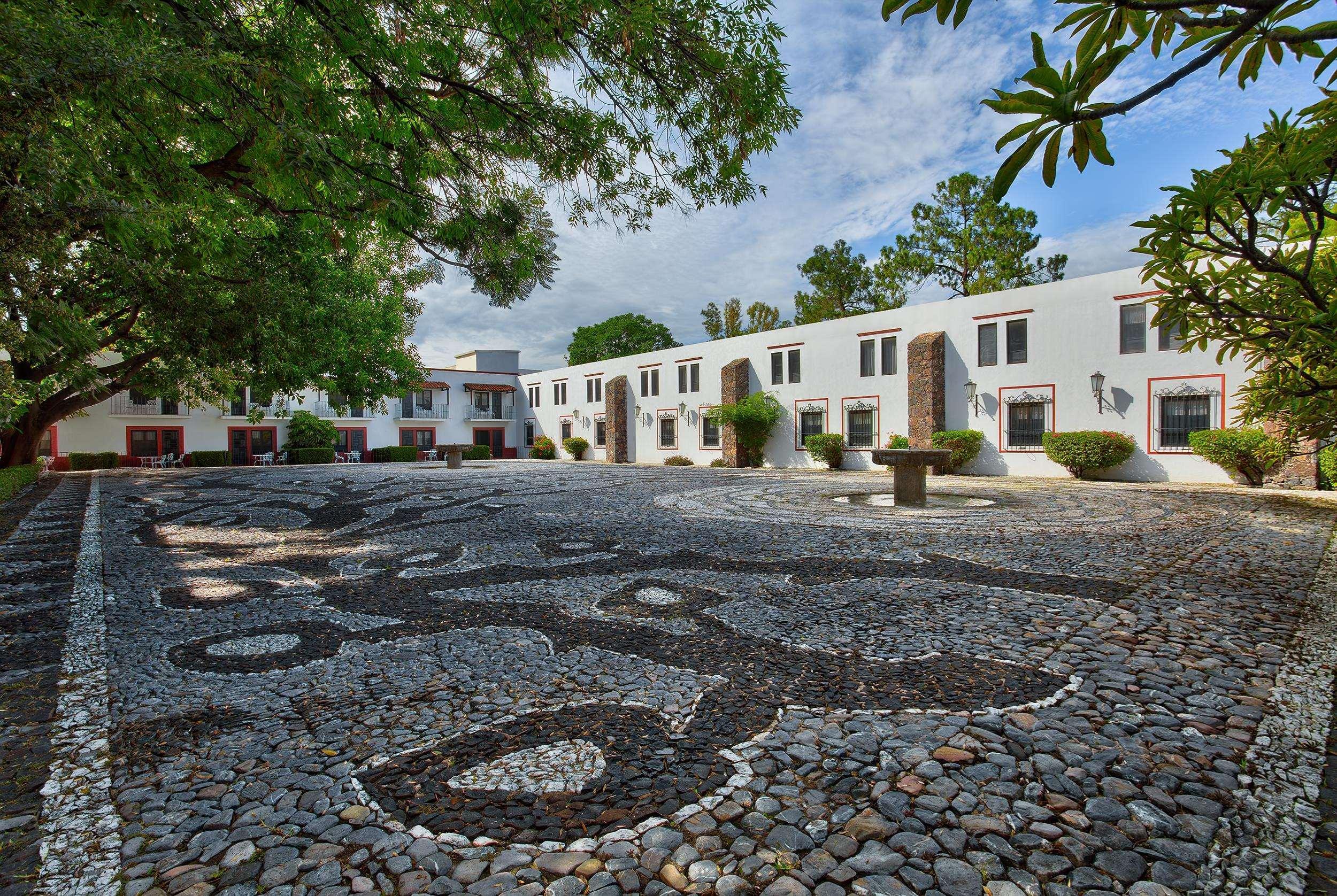 Hotel Hacienda Jurica By Brisas à Querétaro Extérieur photo The courtyard at the Santa Fe Plaza