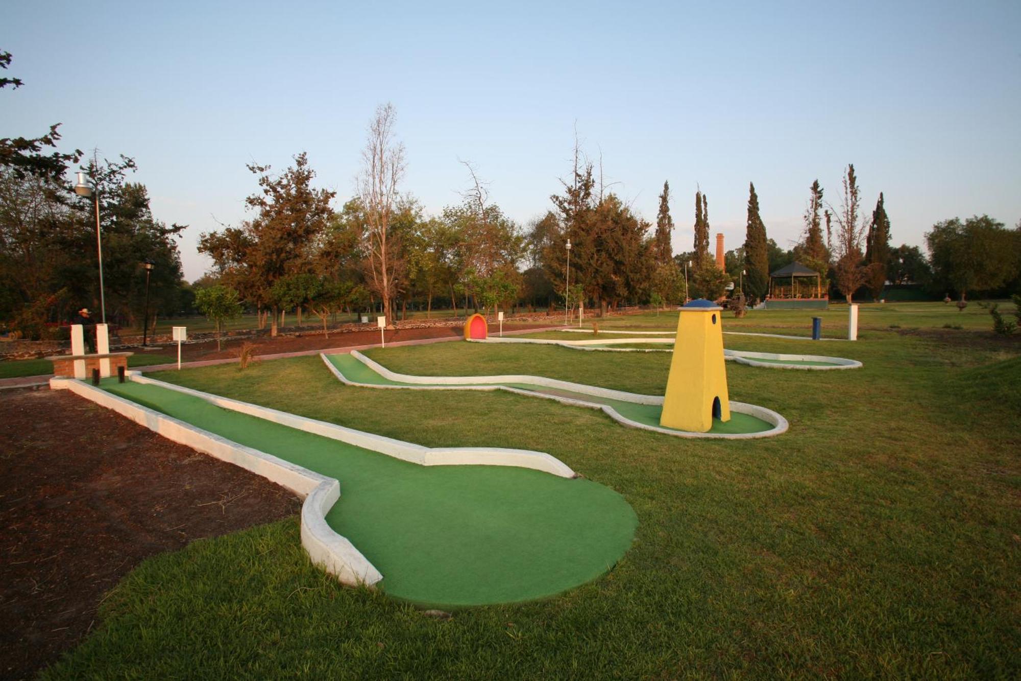 Hotel Hacienda Jurica By Brisas à Querétaro Extérieur photo Miniature golf course in the park
